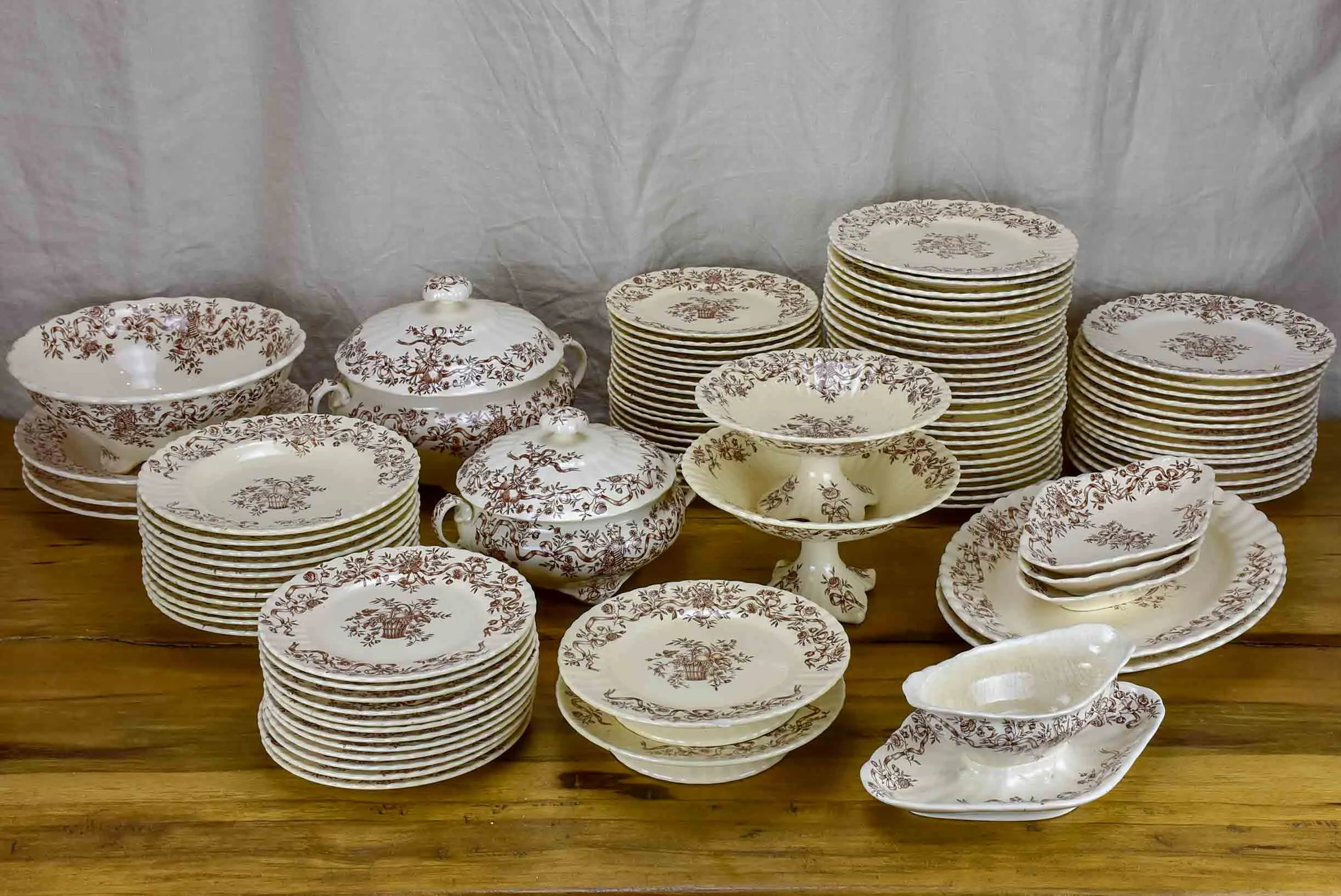 Late 19th Century dinner service. Rubans Longchamp