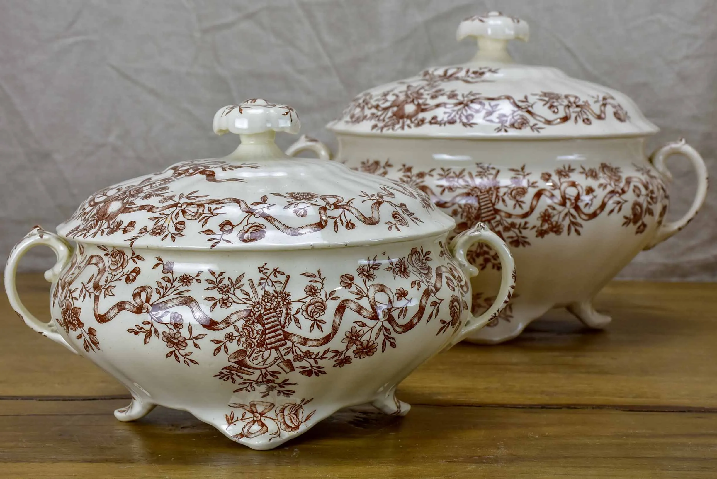 Late 19th Century dinner service. Rubans Longchamp