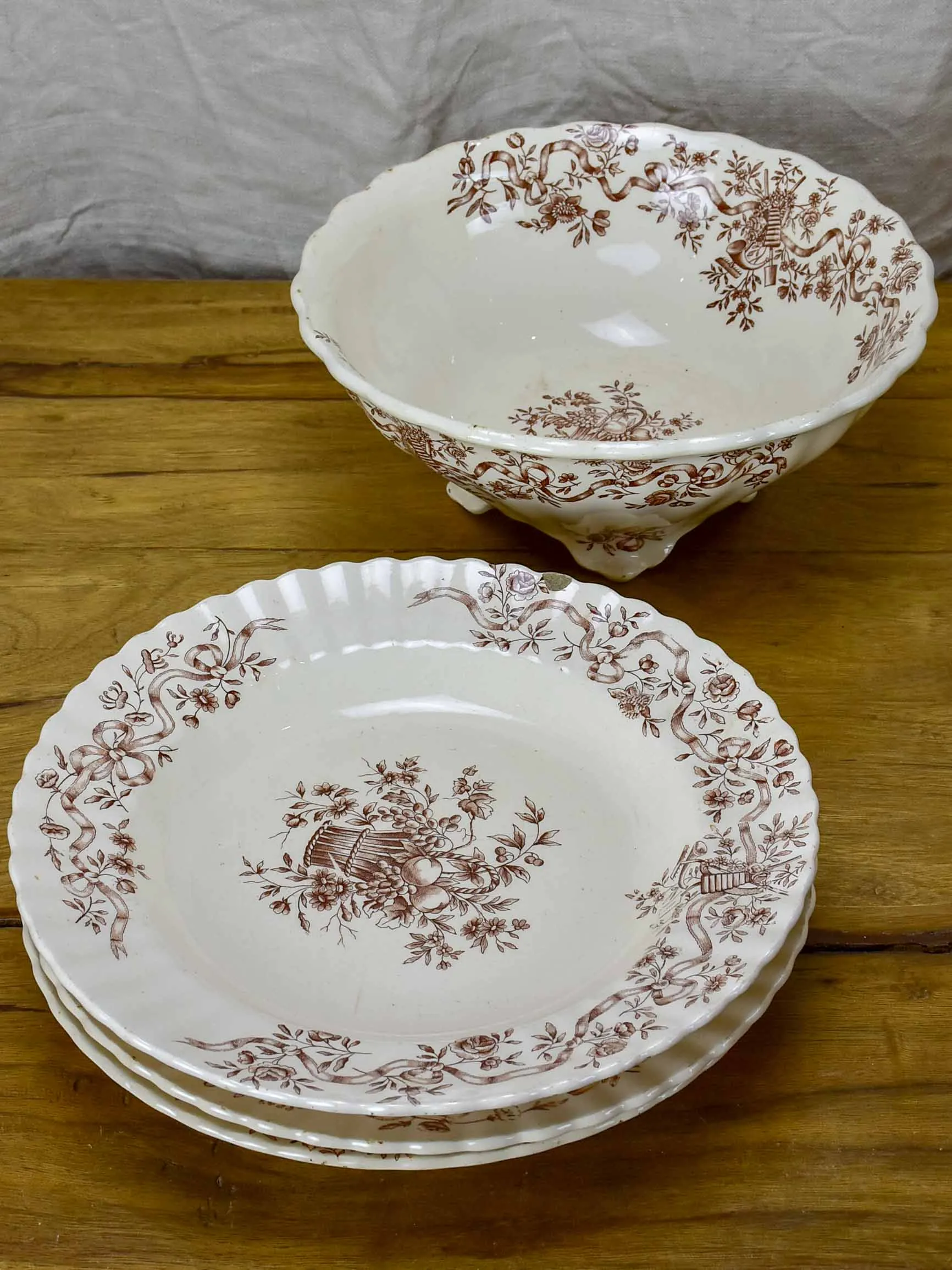 Late 19th Century dinner service. Rubans Longchamp