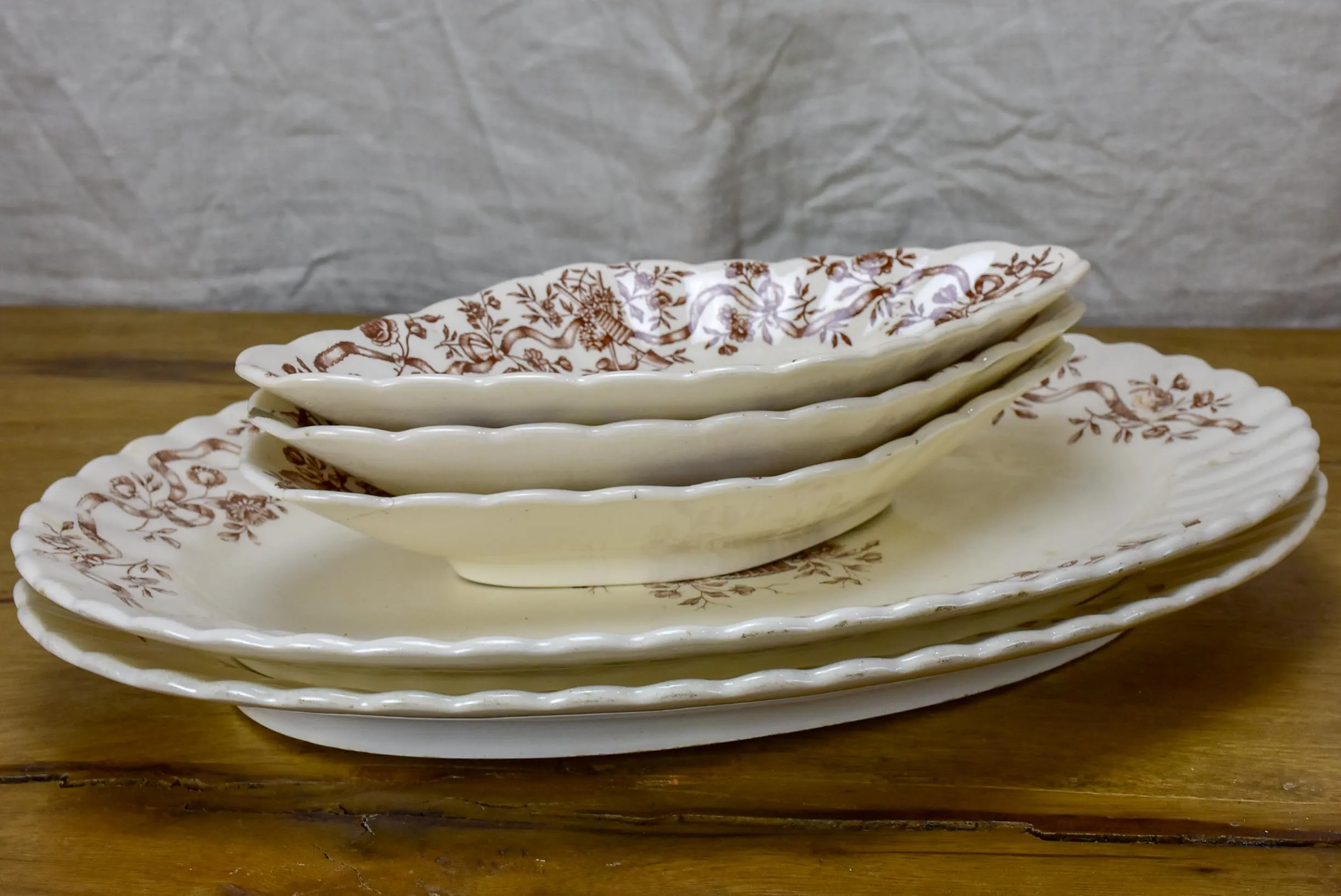 Late 19th Century dinner service. Rubans Longchamp